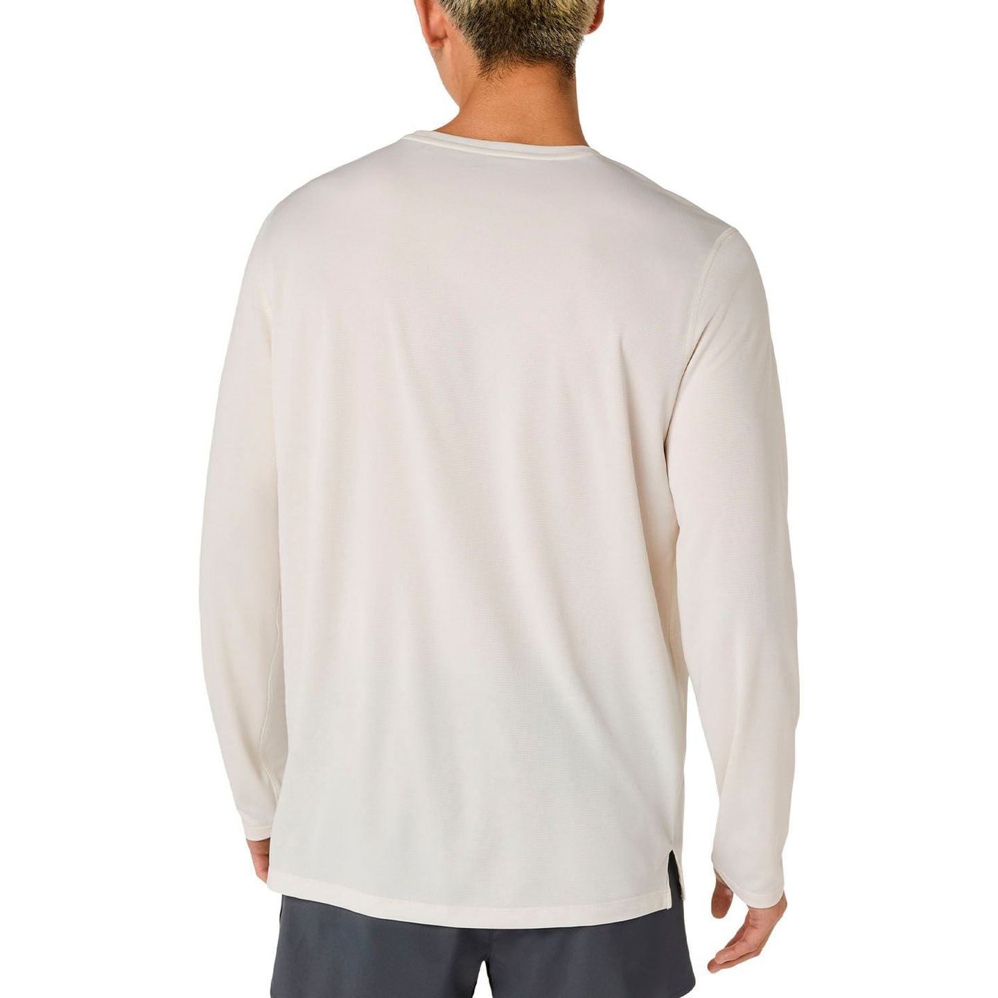 Coureur portant le Asics T-Shirt De Running À Manches Longues Core Ls Top Homme Respirant