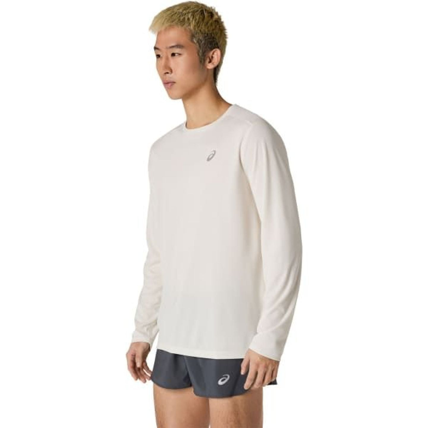 Asics T-Shirt De Running À Manches Longues Core Ls Top Homme Respirant porté par un coureur en extér