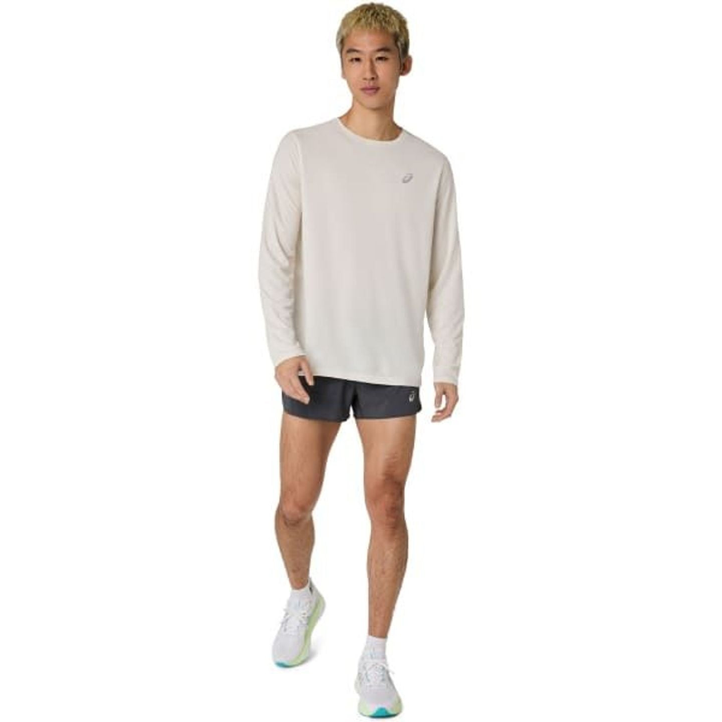 Homme portant le Asics T-Shirt De Running À Manches Longues Core Ls Top Homme Respirant