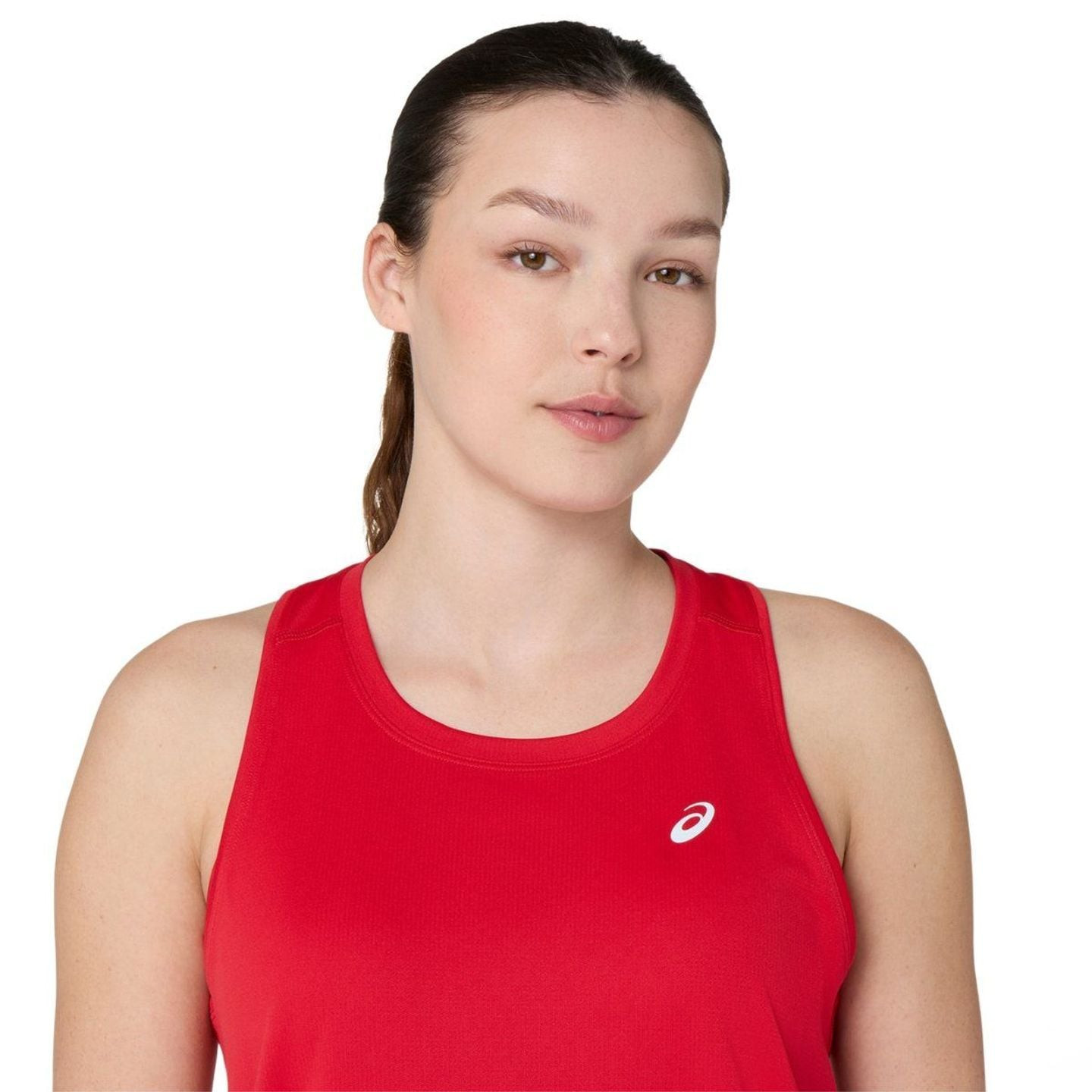 Femme portant le débardeur de course ASICS Core Tank en polyester recyclé, respirant