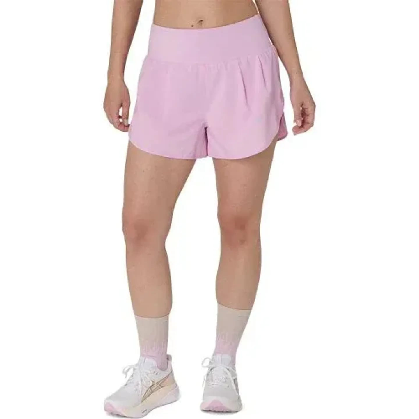 Vue de face du short de running femme ASICS ROAD 3.5IN rose porté avec chaussures et chaussettes ASI