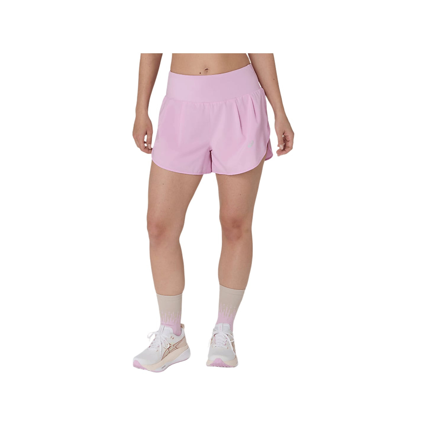 Vue de face d'une femme portant le short de running ASICS ROAD 3.5IN rose, chaussettes et chaussures