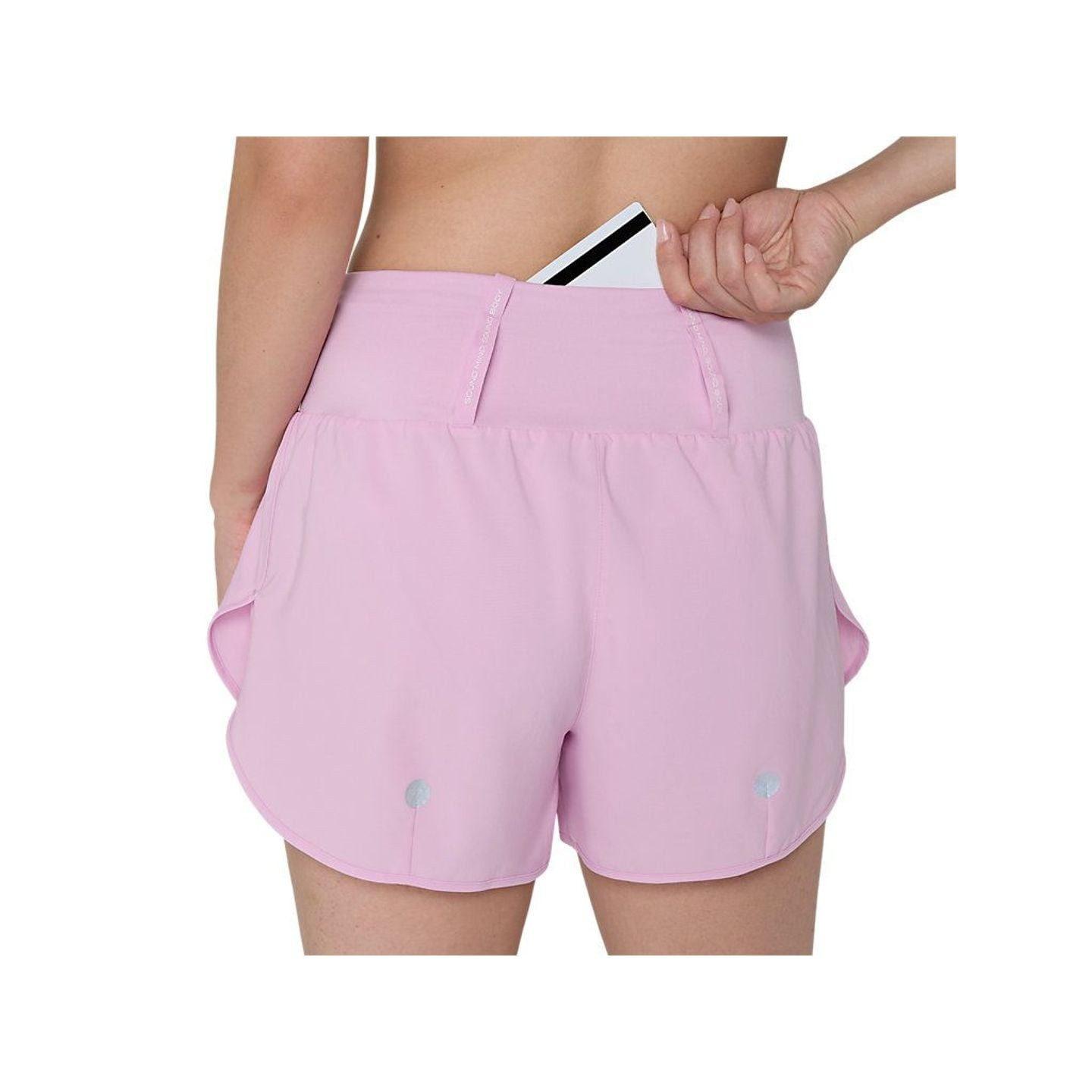 Gros plan arrière du short rose ASICS ROAD 3.5IN montrant un téléphone dans la poche centrale dorsal