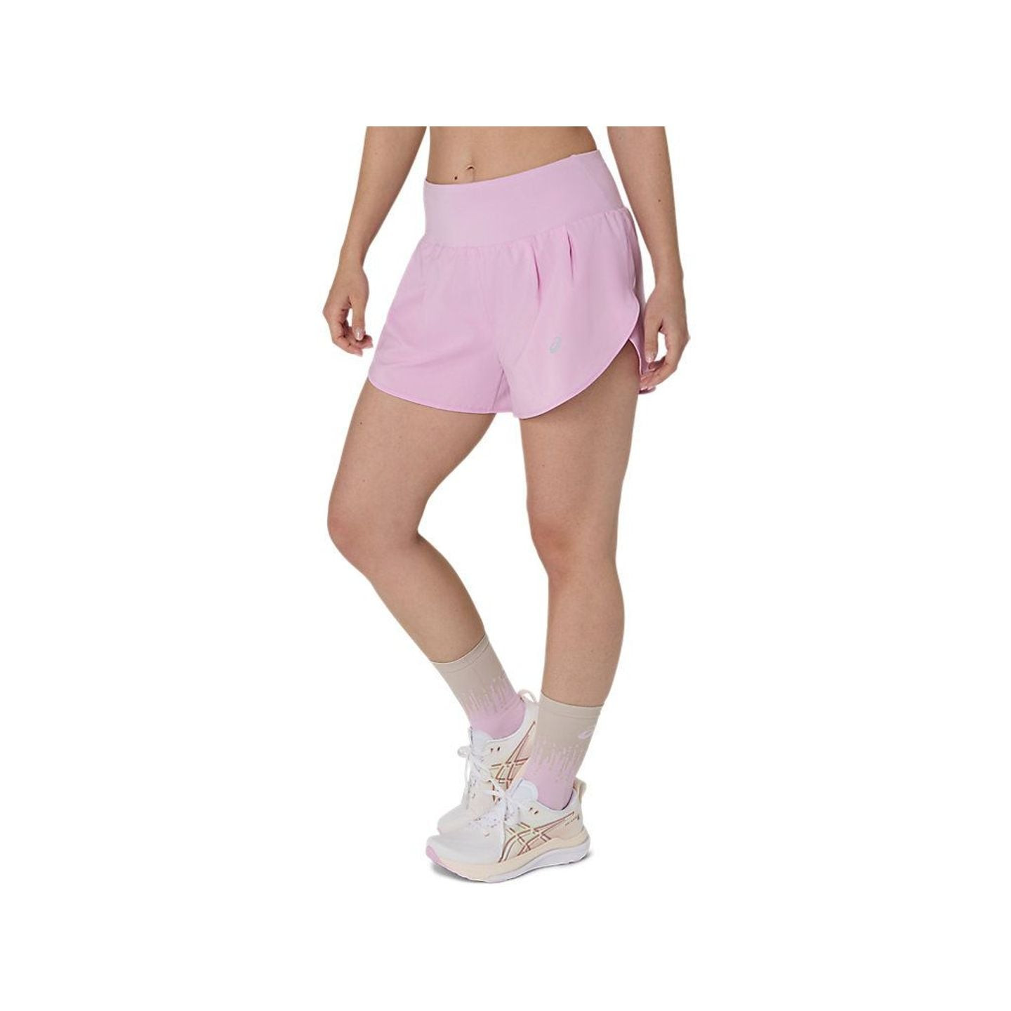 Vue de trois quarts avant du short de running femme ASICS ROAD 3.5IN rose avec ourlet incurvé et lar