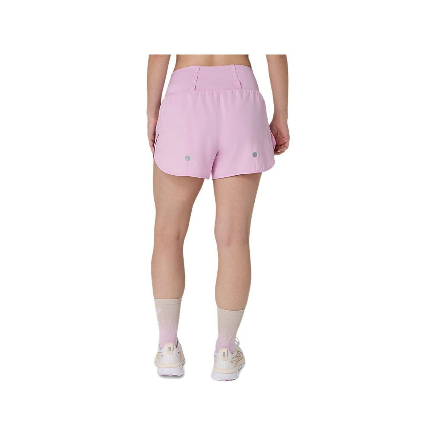 Vue arrière du short de running ASICS ROAD 3.5IN rose pour femme montrant la large ceinture et l'our