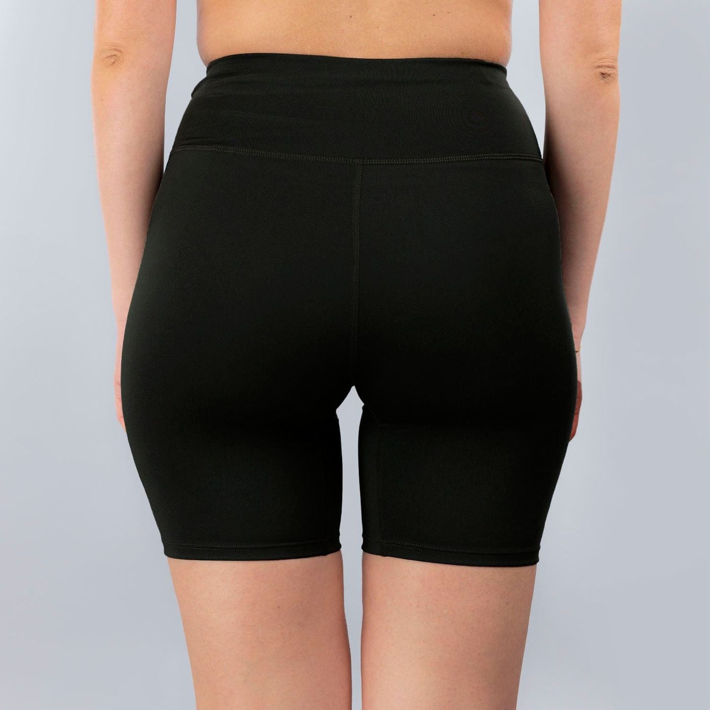 Vue arrière d'un mannequin portant le cuissard de running ajusté ASICS Core Sprinter femme noir sur 