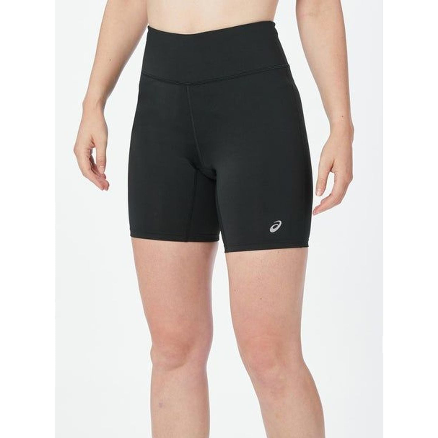 Vue de face d'une modèle portant un cuissard de running ajusté ASICS Core Sprinter noir sur fond bla