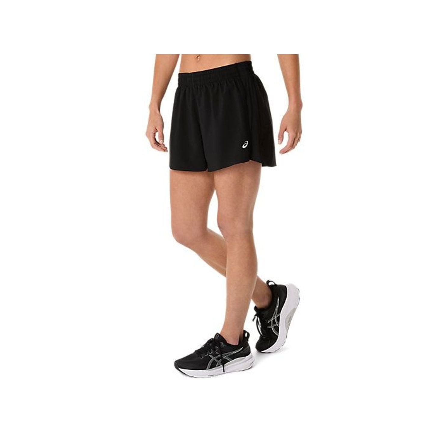 Coureuse portant le short ASICS Short De Running Core 4In Femme Léger Respirant Séchage Rapide en ex