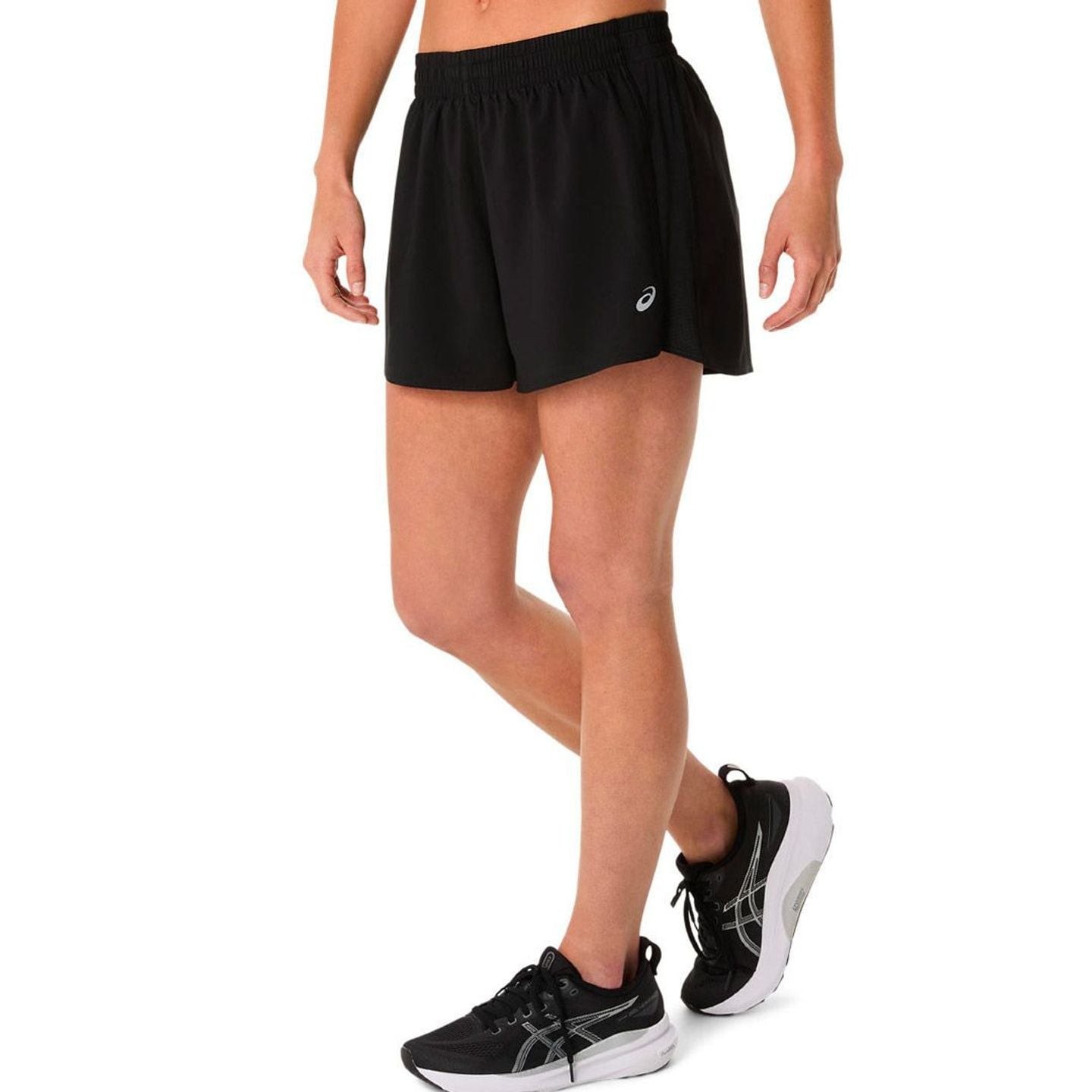 Coureuse portant le short ASICS Short De Running Core 4In Femme Léger Respirant Séchage Rapide en ex