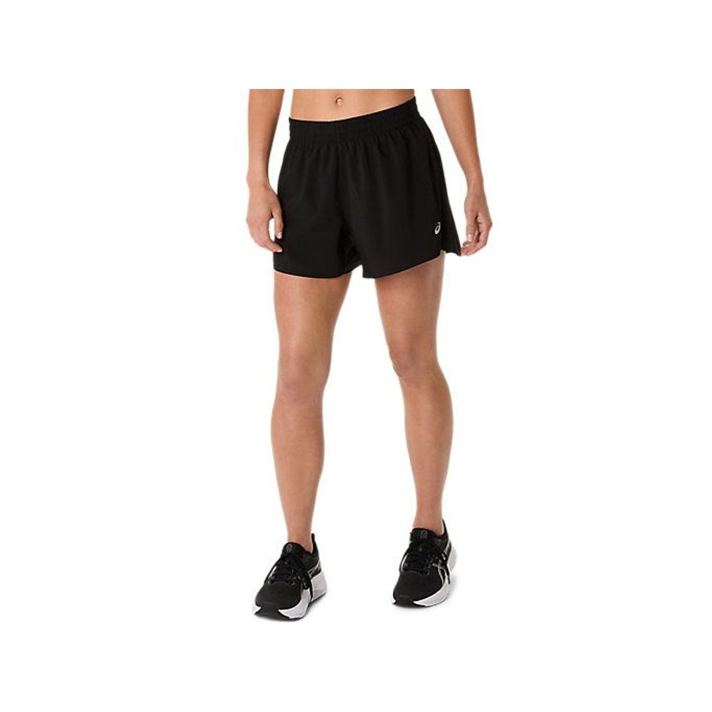 Coureuse portant le ASICS Short De Running Core 4In Femme Léger Respirant Séchage Rapide en extérieu