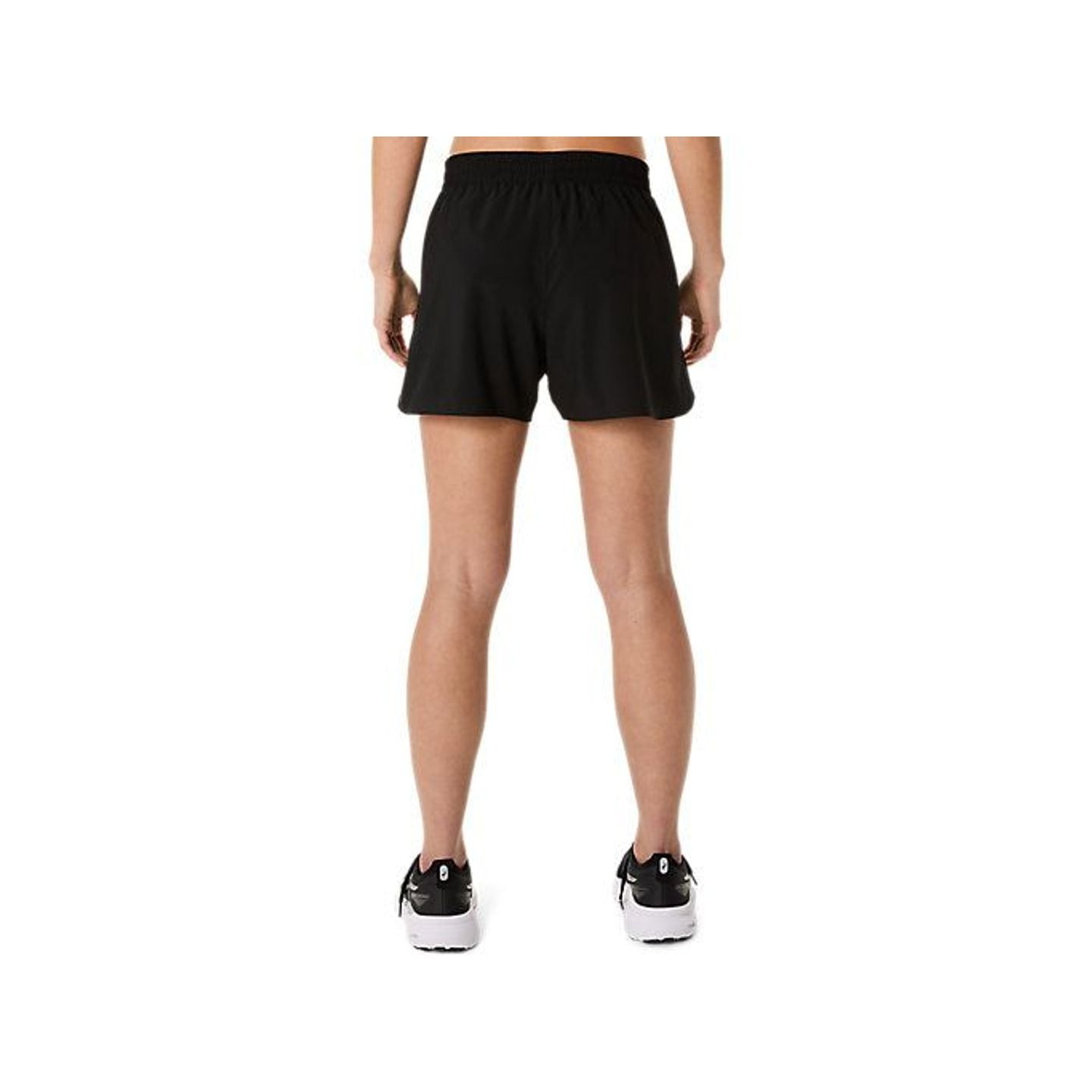 Femme courant en short ASICS Core 4In léger et respirant, séchage rapide, lors d'un entraînement est