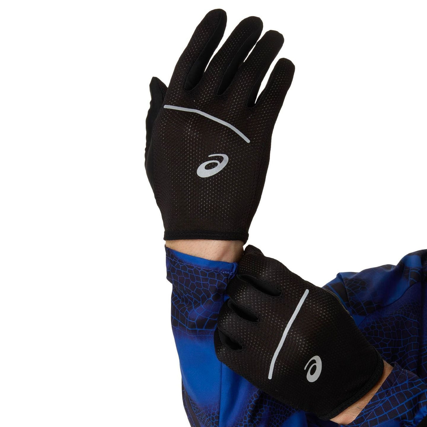 Coureur portant les gants de running Asics Performance Run respirables unisexe lors d'une sortie hiv