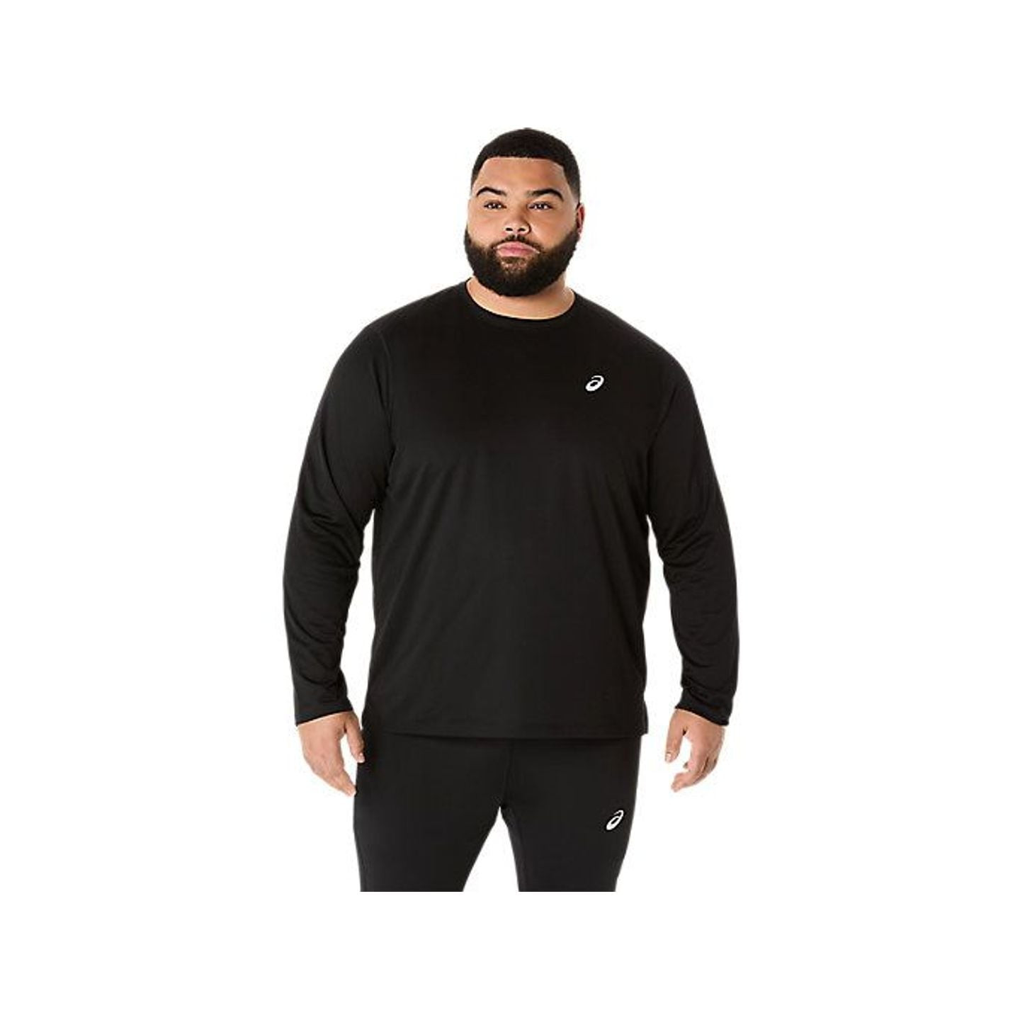 Modèle homme portant le haut de running à manches longues ASICS Core LS Top noir, vue de face sur fo