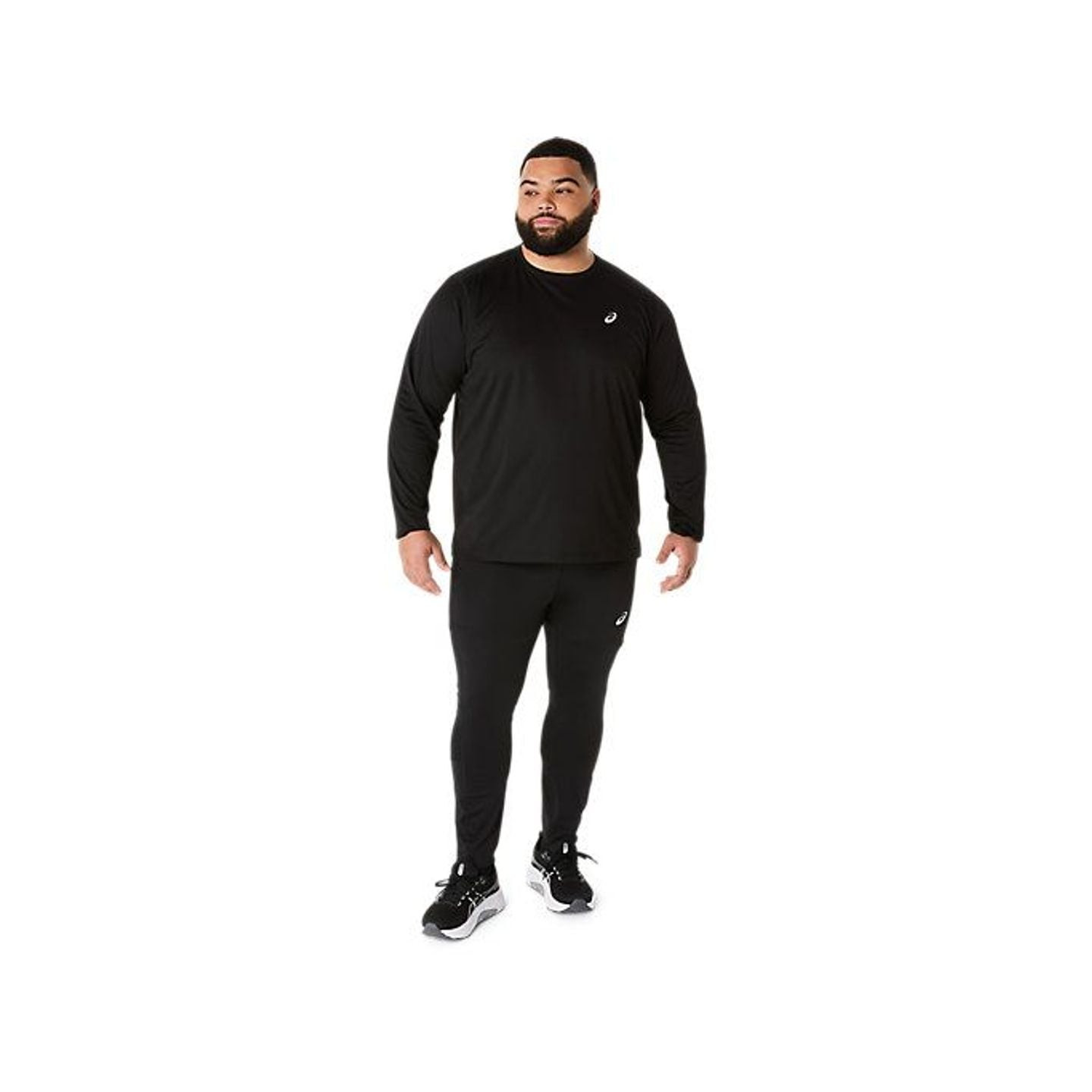 Vue en pied d'un mannequin portant le haut ASICS Core LS Top noir avec leggings ASICS assortis et ch