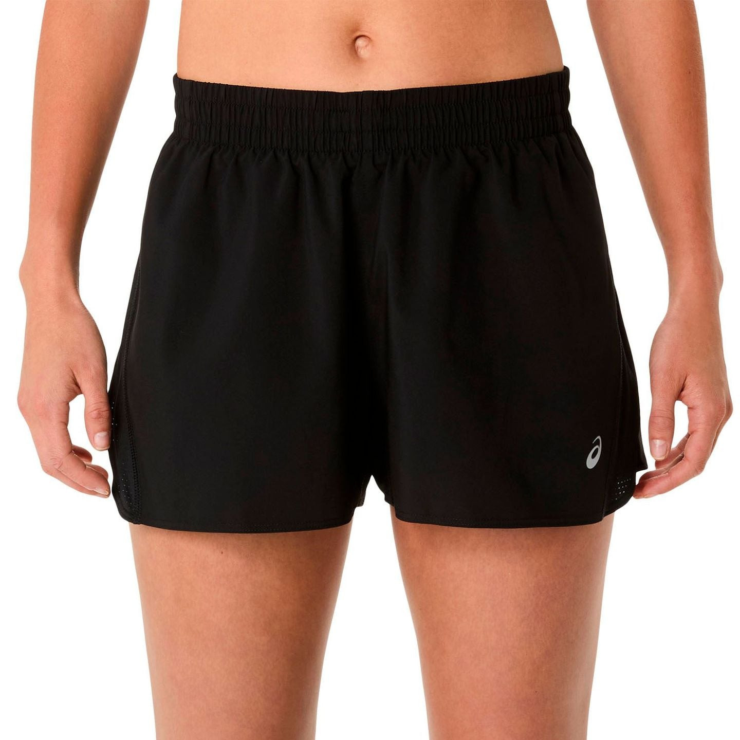Coureuse portant le short ASICS Short De Running Fendu Core Split Léger Et Respirant Femme en plein 