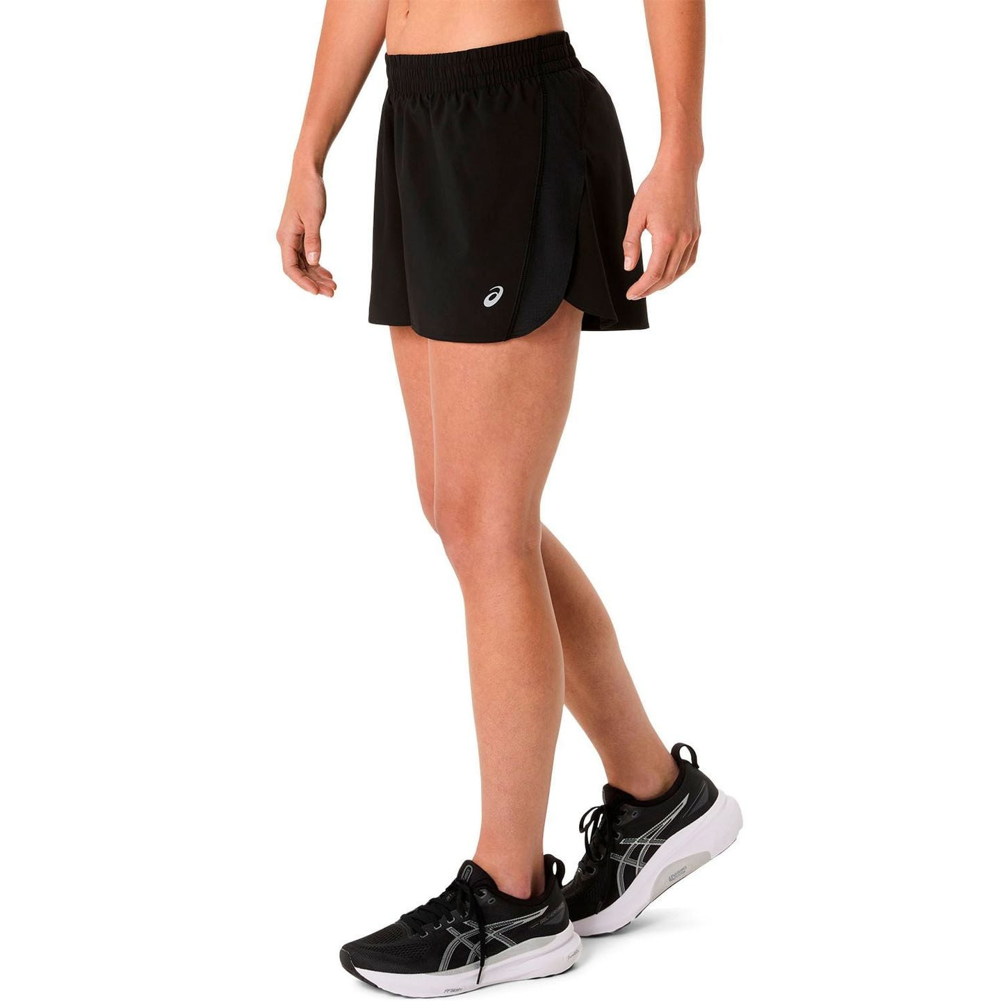 Coureuse portant l’ASICS Short De Running Fendu Core Split Léger Et Respirant Femme en extérieur