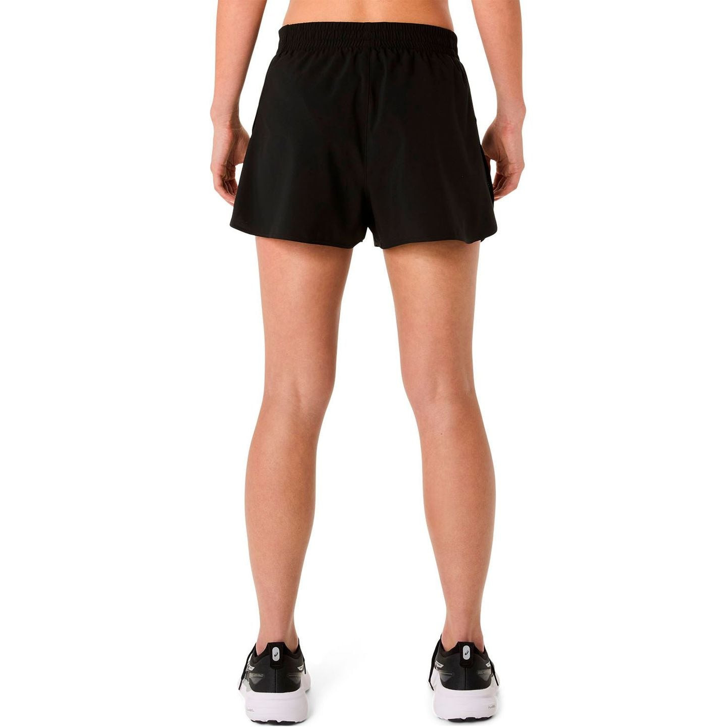 Coureuse portant le ASICS Short De Running Fendu Core Split Léger Et Respirant Femme en extérieur
