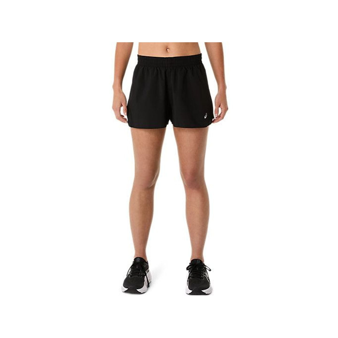 Modèle portant le short de running ASICS Core Split noir et des chaussures de running, vue de face, 