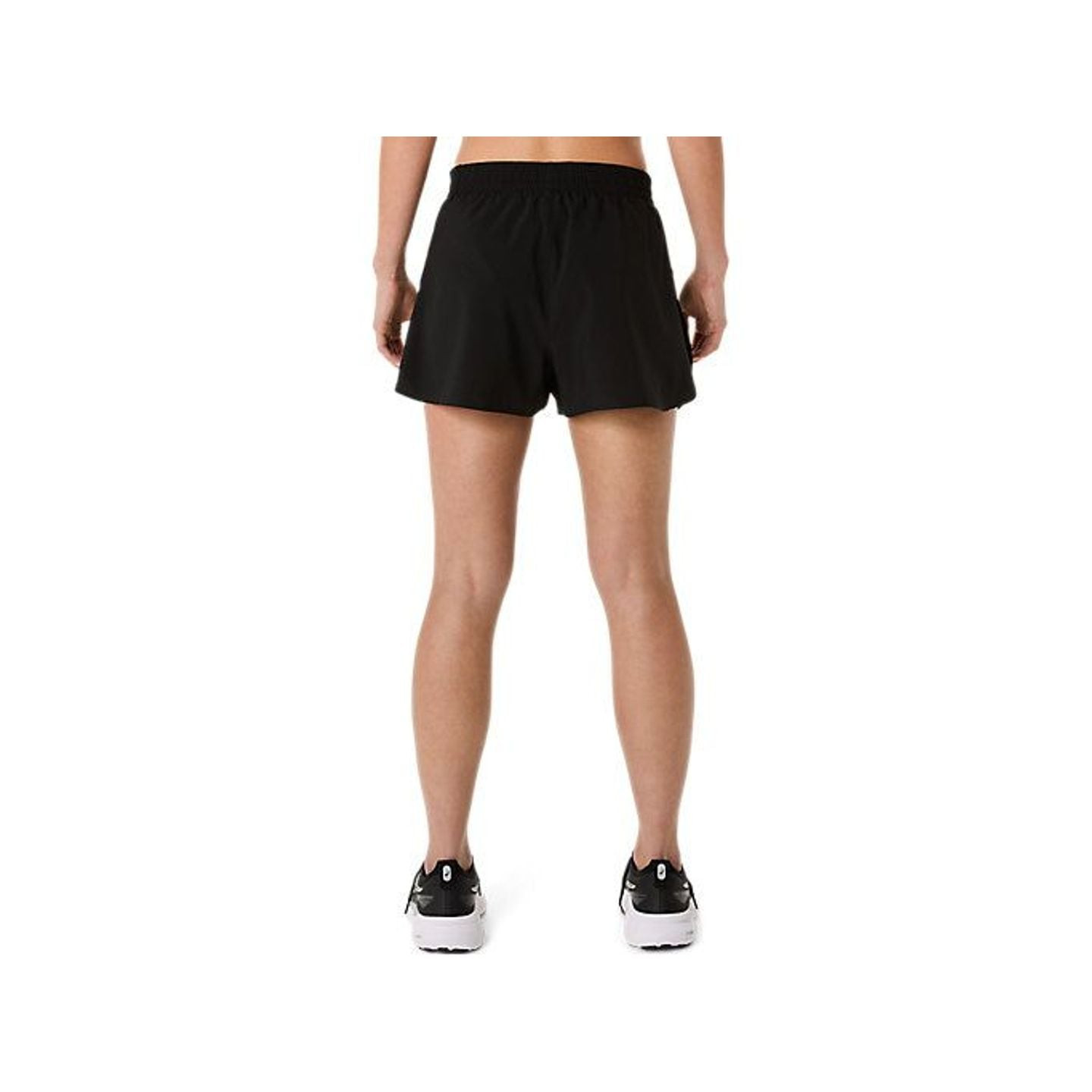 Mannequin de dos portant le short ASICS Core Split noir avec chaussures de running, montrant la coup