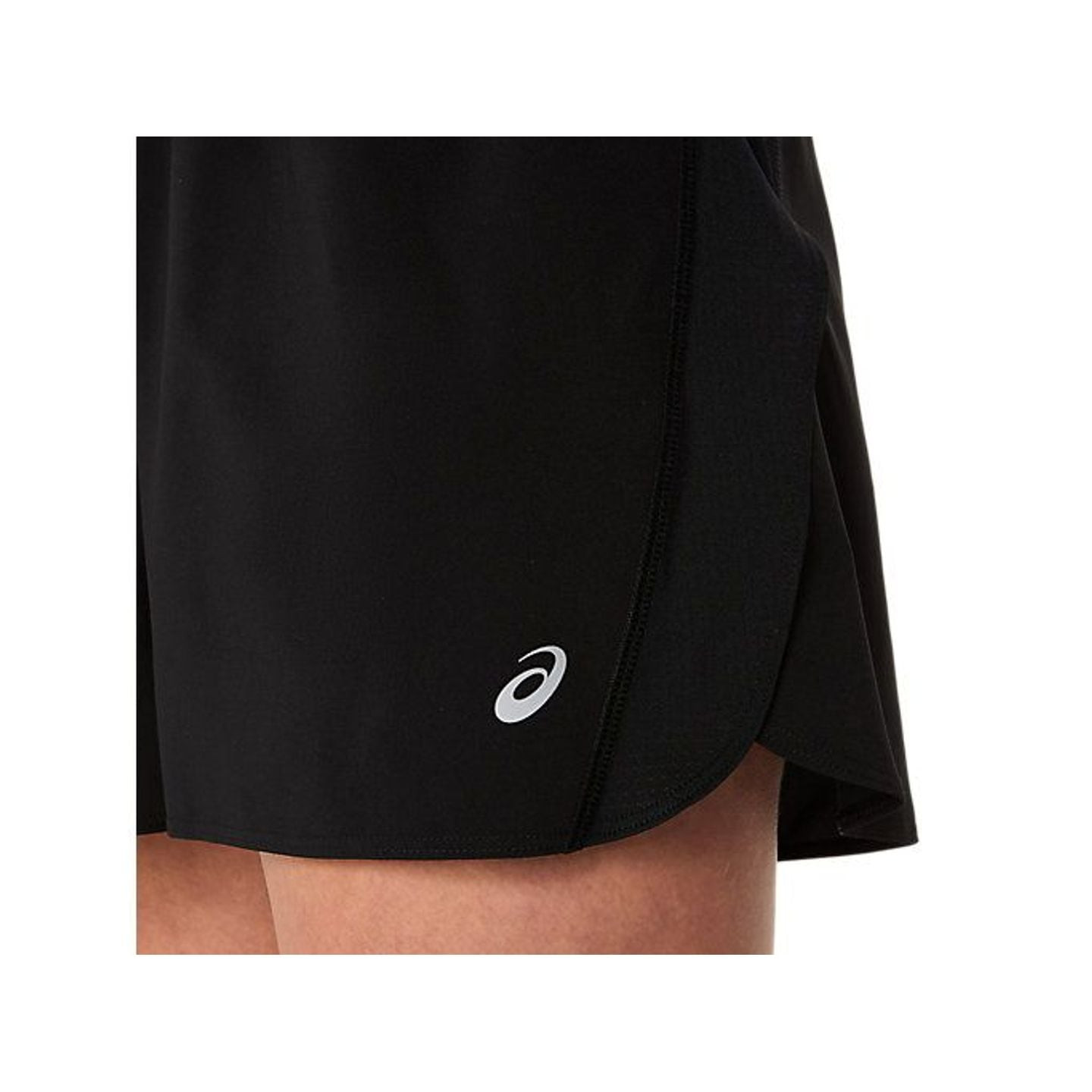 Gros plan sur l'ourlet du short ASICS Core Split montrant la fente latérale et le logo ASICS réfléch