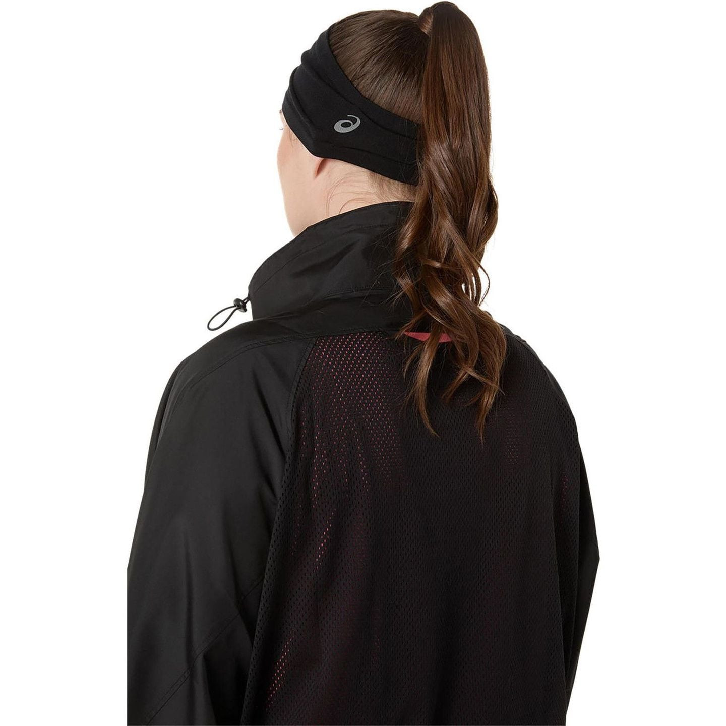Femme portant un bandeau ASICS noir, cheveux en queue de cheval, vue de dos.