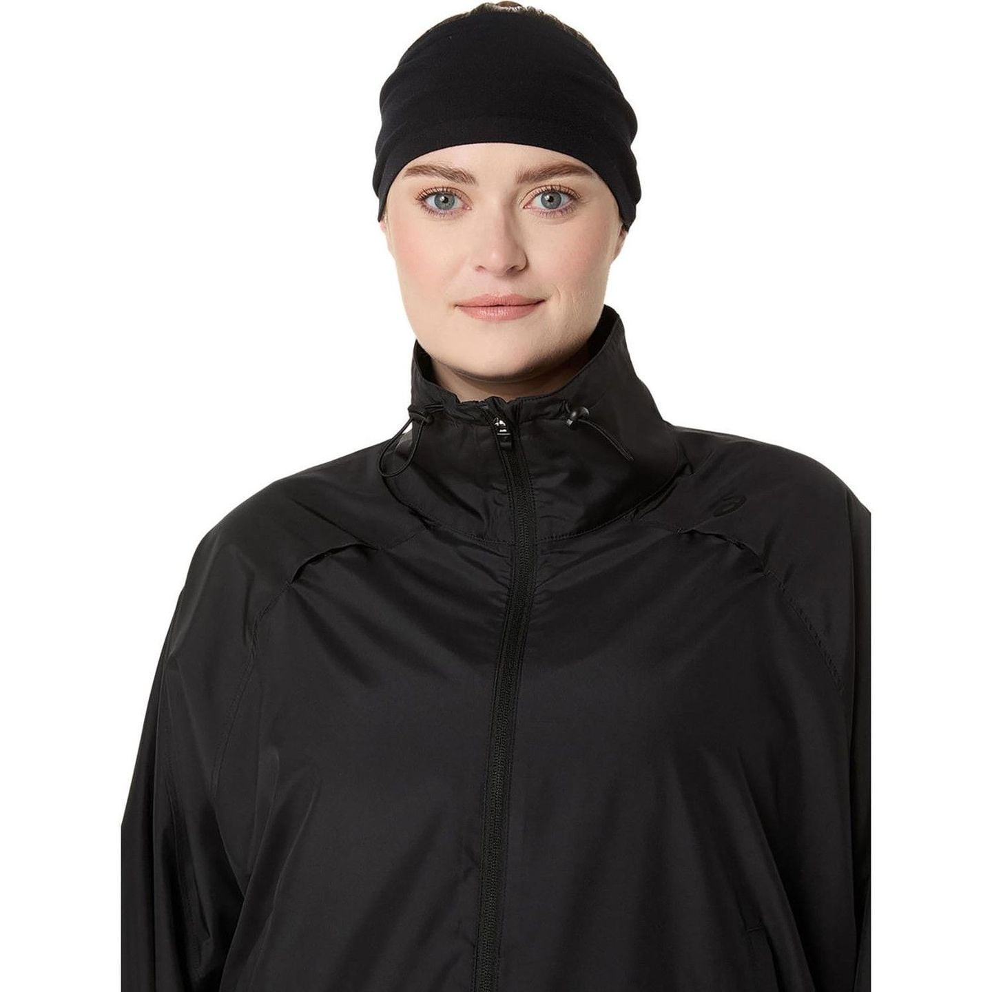 Vue de face d'une femme portant un bandeau ASICS noir et une veste d'entraînement noire.