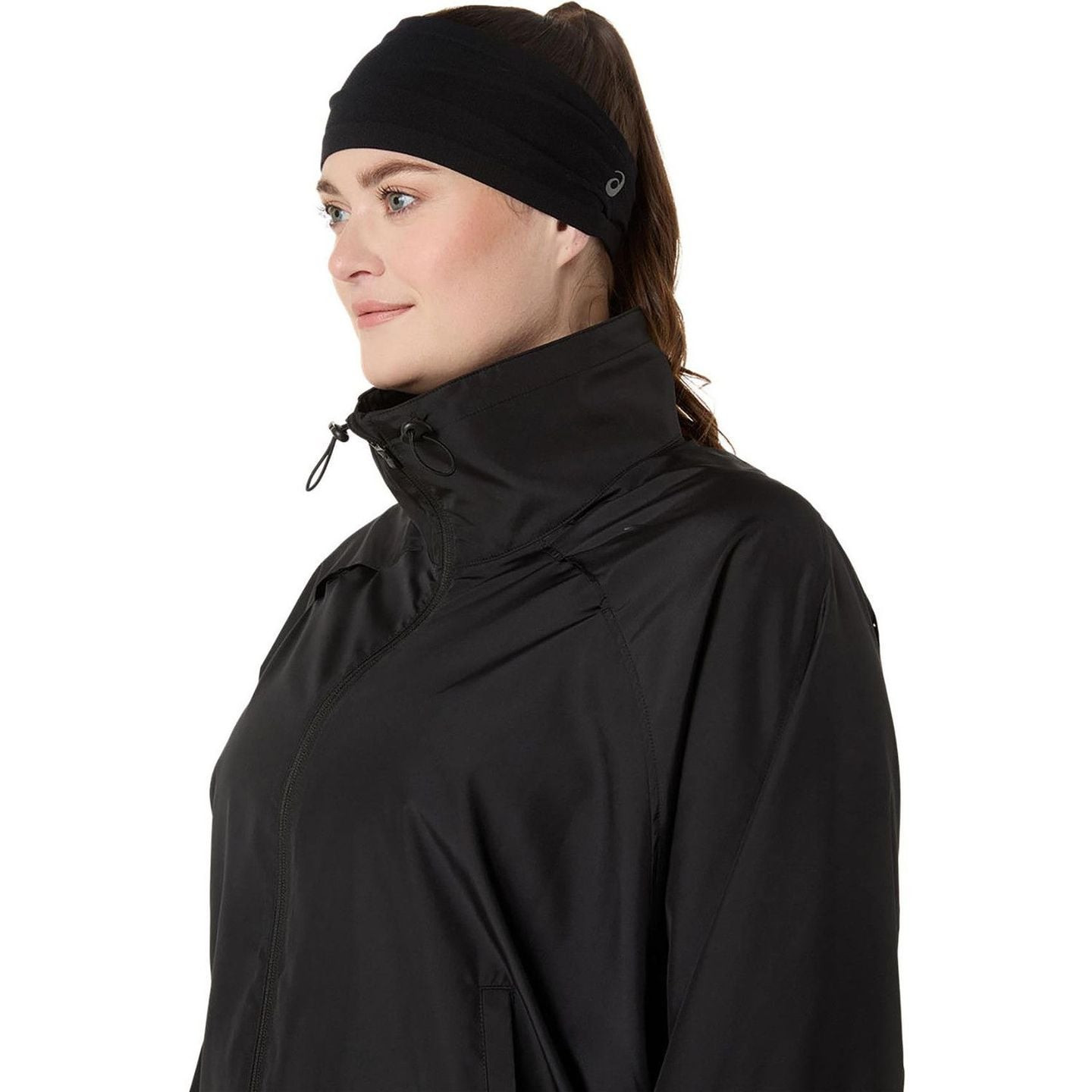 Profil d'une femme portant un bandeau ASICS noir lors d'un entraînement extérieur.