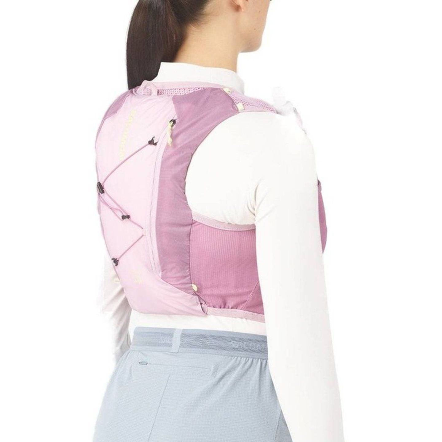 Coureuse portant le Salomon Gilet D'Hydratation Trail Active Skin 4 SensiFit Femme lors d'un trail