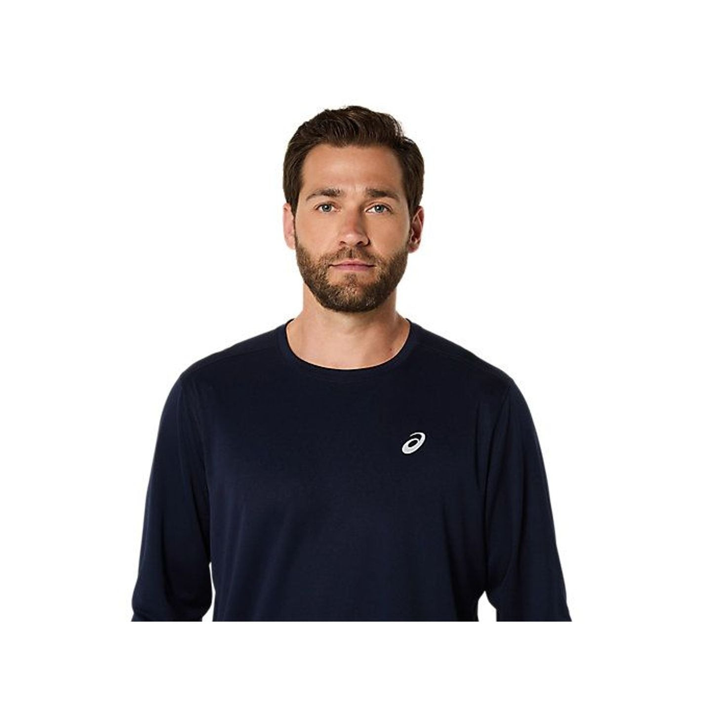 Homme portant le haut ASICS Core LS Top, t-shirt running bleu marine à manches longues et col rond, 