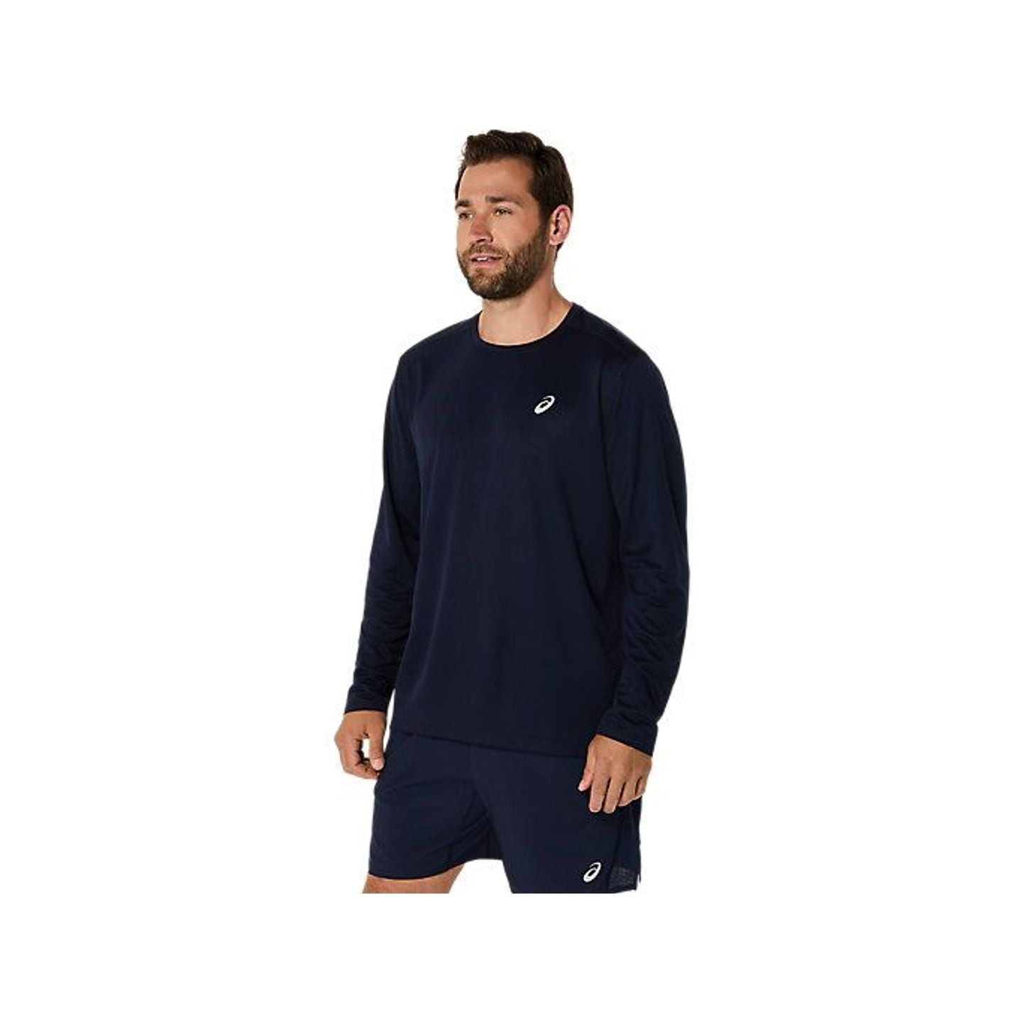 Mannequin portant le haut de running ASICS Core LS Top bleu marine à manches longues et short assort