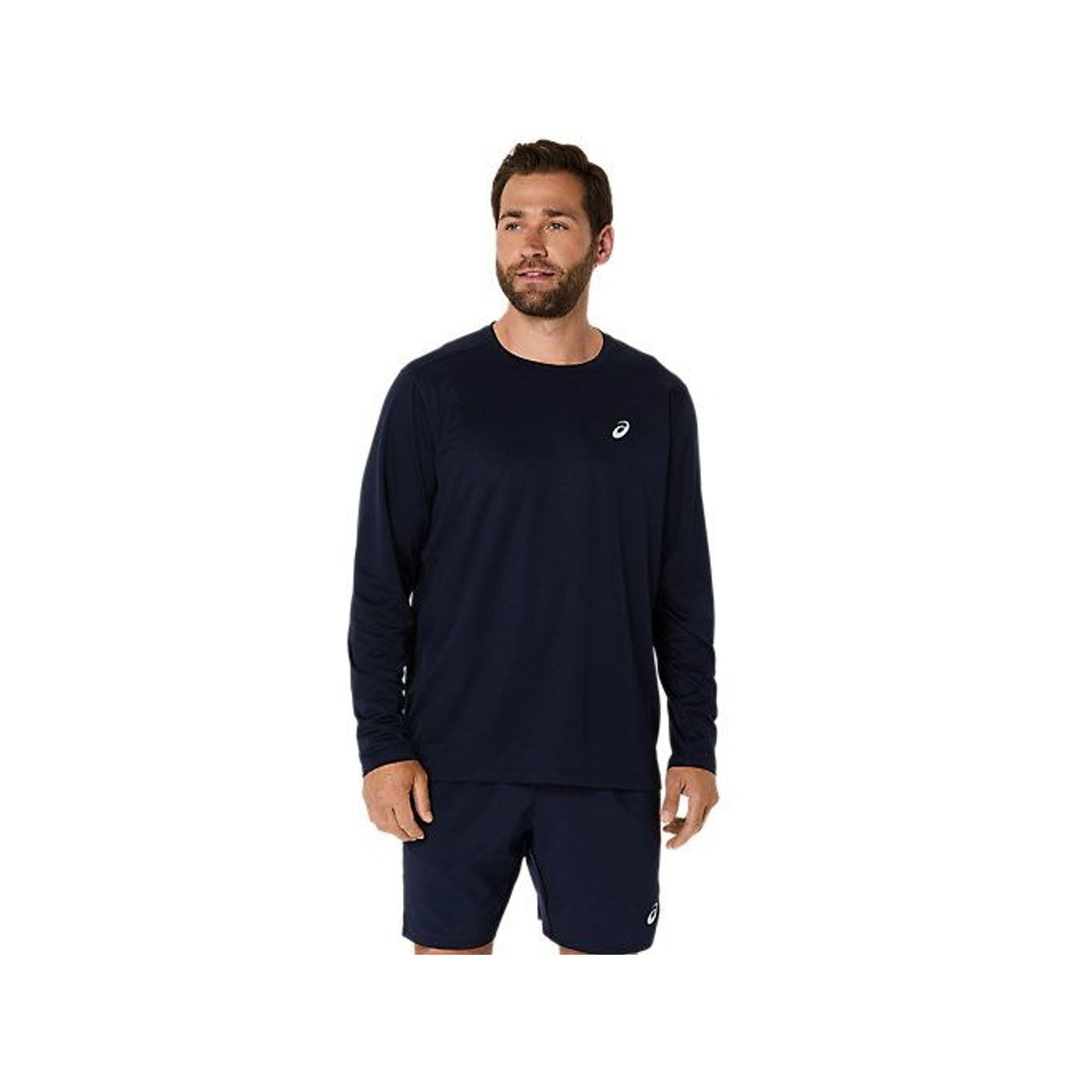 Homme portant le haut à manches longues ASICS Core LS Top bleu marine et un short de running assorti