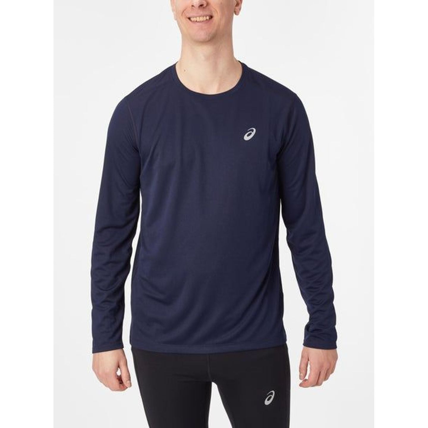 Gros plan du haut ASICS Core LS Top bleu marine à manches longues et col rond avec logo ASICS blanc 