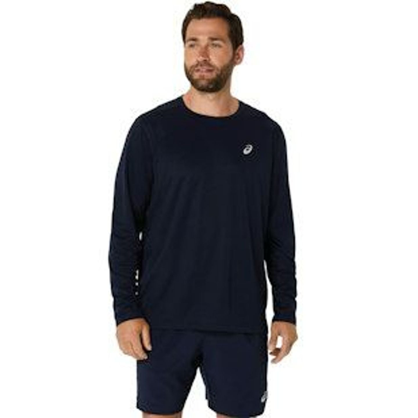Vue de face d'un homme portant le haut de running ASICS Core LS Top bleu marine à manches longues et