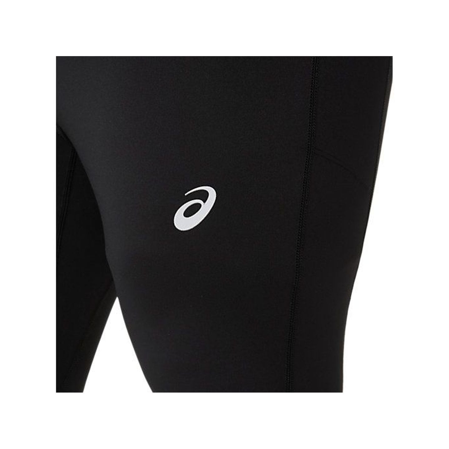 Gros plan du logo ASICS blanc réfléchissant imprimé sur la cuisse du collant de running Core Tight n