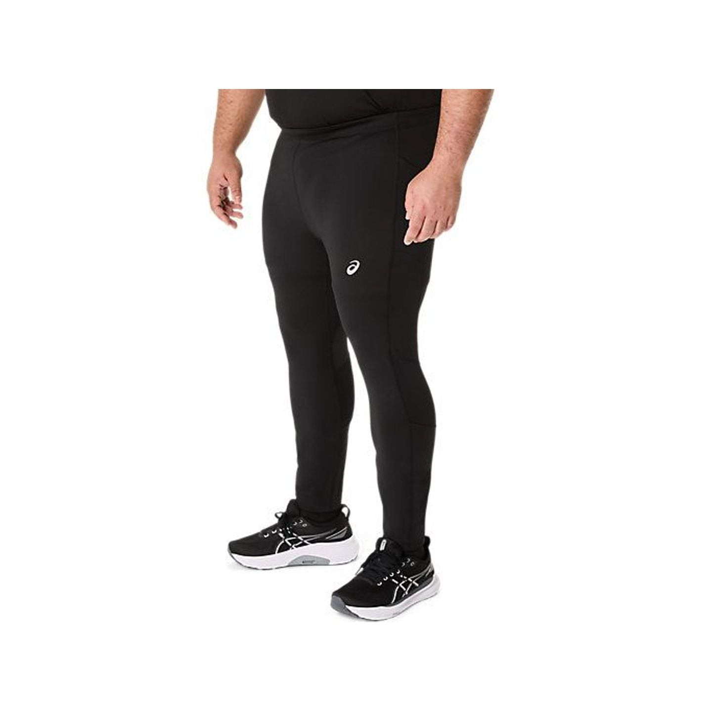 Vue de trois quarts d'un collant de running ASICS Core Tight noir porté par un homme avec chaussures