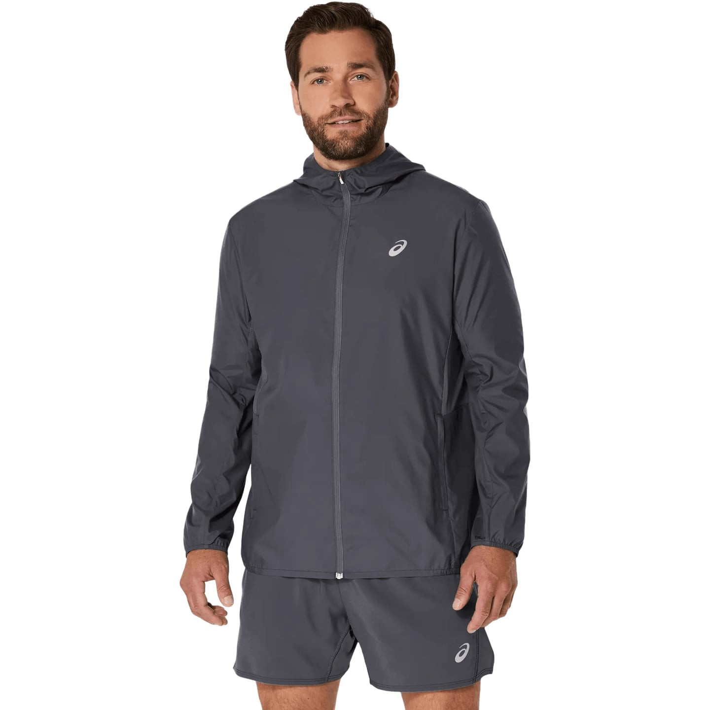 Asics Veste De Running À Capuche Core Coupe-Vent Déperlante Homme portée par un coureur en ville