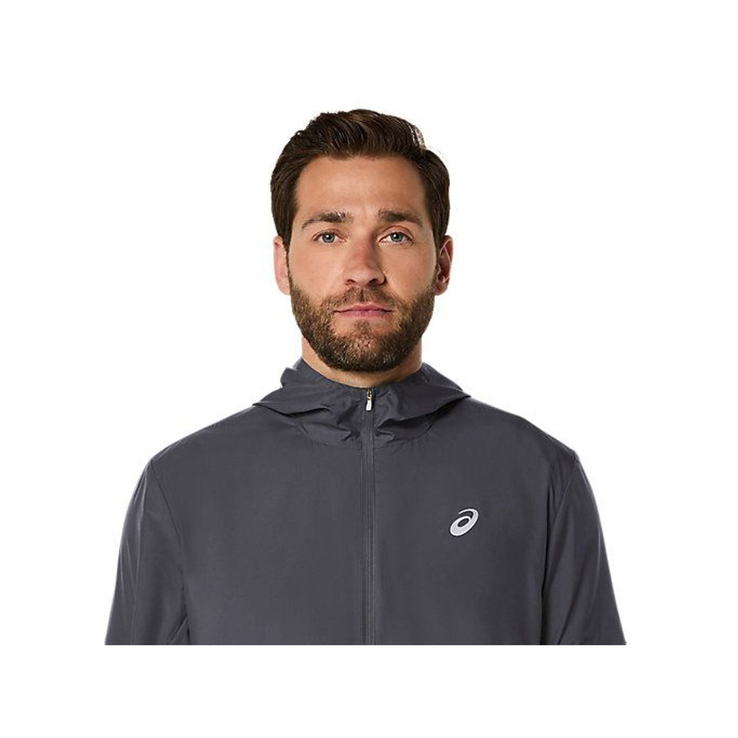 Coureur portant l'Asics Veste De Running À Capuche Core Coupe-Vent Déperlante Homme en ville