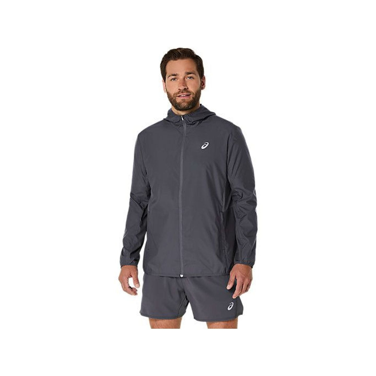 Homme portant la Asics Veste De Running À Capuche Core Coupe-Vent Déperlante Homme en ville sous la 