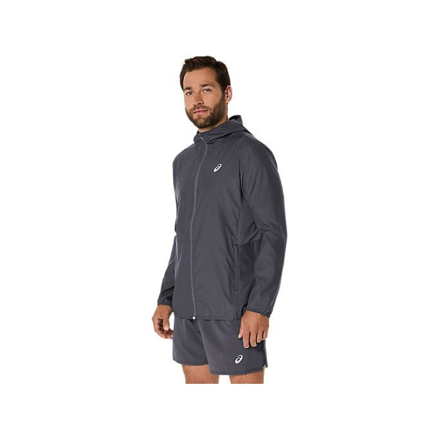 Coureur portant la Asics Veste De Running À Capuche Core Coupe-Vent Déperlante Homme en course urbai